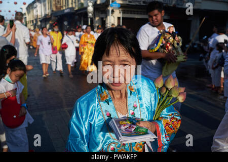 Eine Prozession während des Vegetarian Festival (Festival der neun Kaiser Götter) in Phuket Town, Thailand Stockfoto