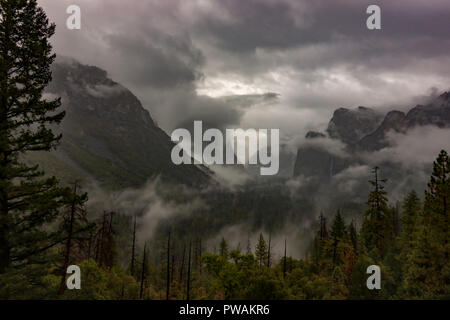 Die spektakuläre Aussicht von Tunnel Blick auf das Yosemite Valley in nebligen Wetter im Yosemite National Park, Kalifornien, USA Stockfoto