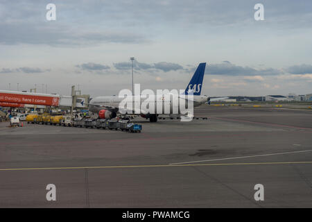 Niederlande, Amsterdam, Schiphol - 30. März, 2018: SAS Scandinavian Flugzeuge am Flughafen. Der Flughafen Schiphol ist einer der verkehrsreichsten Flughafen Europas. Stockfoto