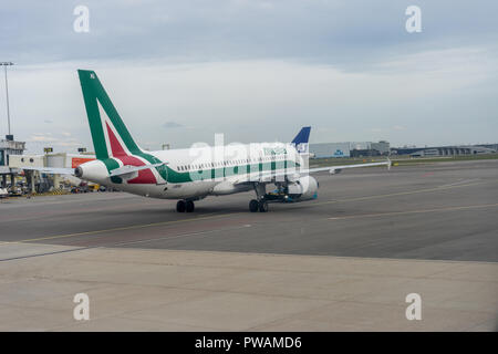 Niederlande, Amsterdam, Schiphol - 30. März, 2018: Italien Alitalia Flugzeuge am Flughafen. Der Flughafen Schiphol ist einer der verkehrsreichsten Flughafen Europas. Stockfoto