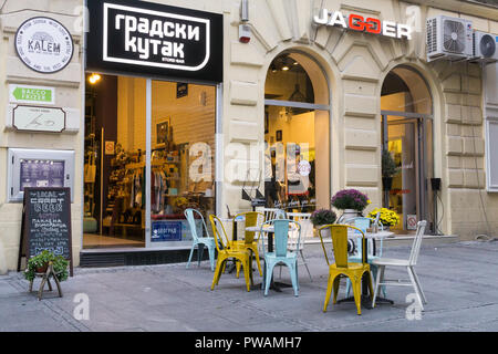 Colorfoul Terrasse der kleinen Belgrad cafe Gradski kutak (City Ecke) auf Cika Ljubina Straße. Serbien. Stockfoto