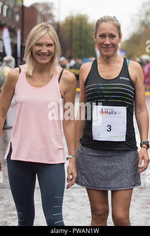 Jo Wiley und Sophie Reyworth vorbereiten Teil in den Royal Parks Foundation Halbmarathon durch vier königlichen Parks in London. Stockfoto