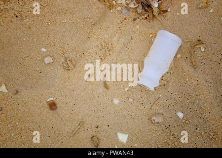 Ansicht von oben Meeresverschmutzung auf Sand. Stockfoto