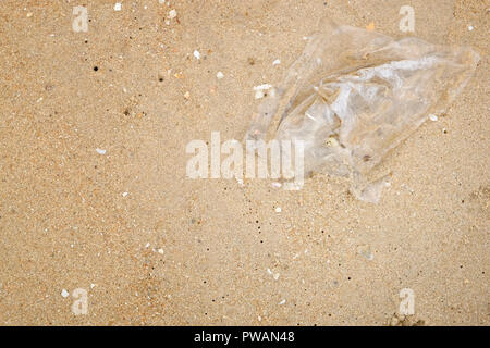 Ansicht von oben Meeresverschmutzung auf Sand. Stockfoto