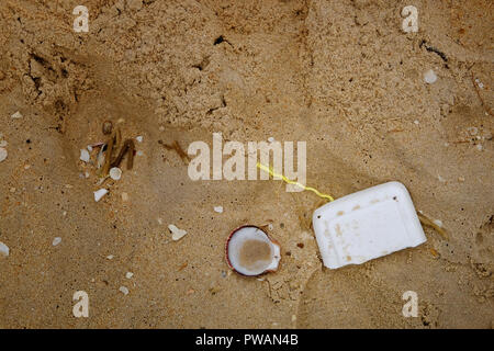 Ansicht von oben Meeresverschmutzung auf Sand. Stockfoto