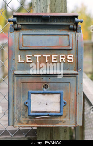 Biber, das Yukon Territory, Alaska, USA. Vorderansicht des Vintage Post im Briefkasten. Stockfoto