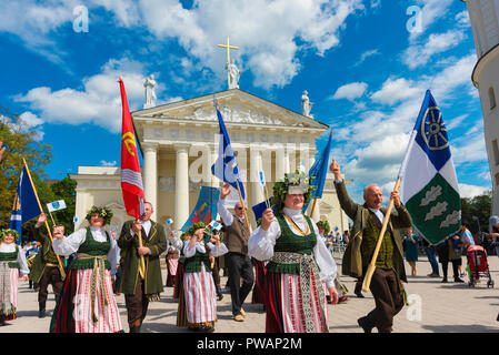 Ostsee Festival, Ansicht von Menschen aus der Stadt Kelme im traditionellen Kostüm paradierte in Litauen Lied und Tanz Festival in Vilnius gekleidet. Stockfoto