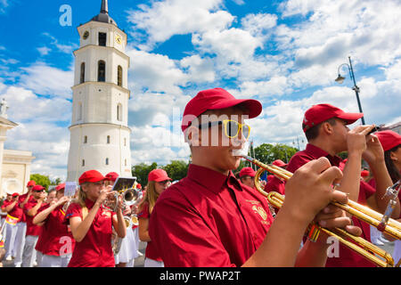 Vilnius Festival, Blick auf die jungen Menschen der marching band paradieren durch den Cathedral Square in der Litauischen Song und Dance Festival, die Altstadt von Vilnius. Stockfoto