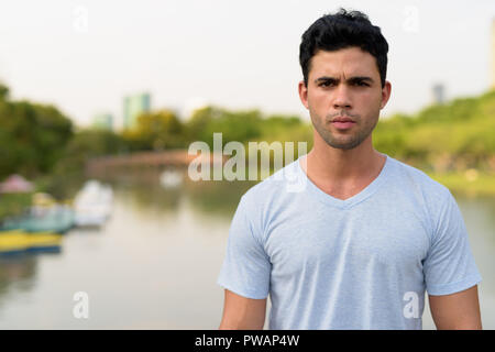 Junge schöne Hispanic Mann entspannt im Park Stockfoto