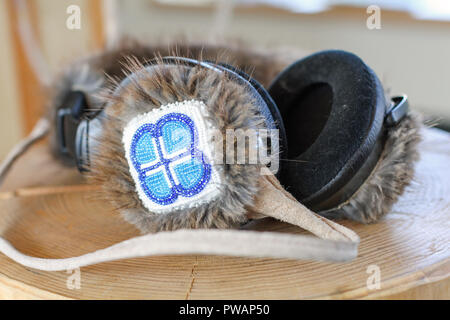 Old Crow, Kanada. Seitenansicht der großen Kopfhörer mit Caribou flauschige Haut gesät und Blue tribal design Patch aus bunten Perlen. Stockfoto