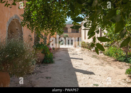 Innenhof und Kreuzgang im Kloster Arkadi auf Kreta Stockfoto