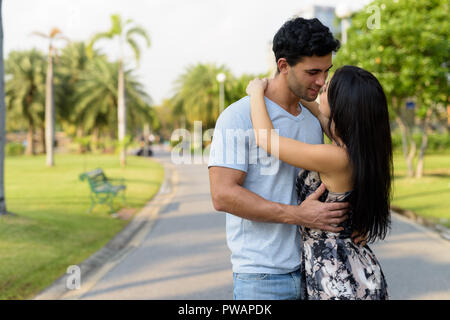 Junge Hispanic Paar im Park zusammen entspannen Stockfoto