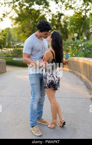 Junge Hispanic Paar im Park zusammen entspannen Stockfoto