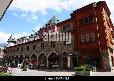 Via Serlas: St. Moritz' Luxury Brand store Shopping Meile an der Via Serlas vor der legendären Badrutt's Palace Hotel Stockfoto