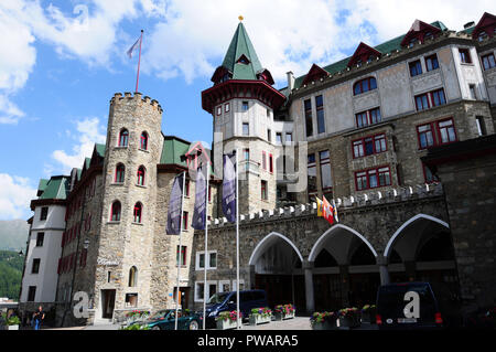 Via Serlas: St. Moritz' Luxury Brand store Shopping Meile an der Via Serlas im legendären Badrutt's Palace Hotel Stockfoto