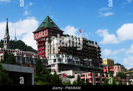 Schweizer Alpen: Das legendäre Badrutt's Palace Hotel in St. Moritz Stockfoto