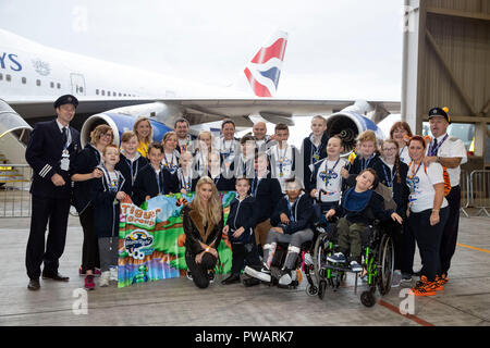 Pop singer Una Healy (vorne Mitte) mit Kindern am Flughafen Heathrow, wo Sie war unter den besonderen Gäste, wenn fast 200 Kranken, Wiederherstellung und benachteiligte Kinder begann mit einer Charity-finanzierten Urlaub-von-a-lifetime nach Florida. Stockfoto