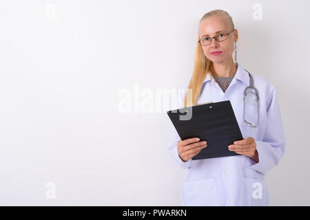 Schöne blonde Frau Doktor tragen Brillen gegen Weiße ba Stockfoto