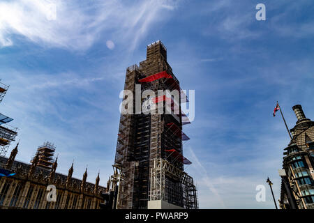 Big Ben clock Arbeiten noch während der Turm in Gerüst bei der Sanierung der Häuser des Parlaments, London, UK abgedeckt ist Stockfoto