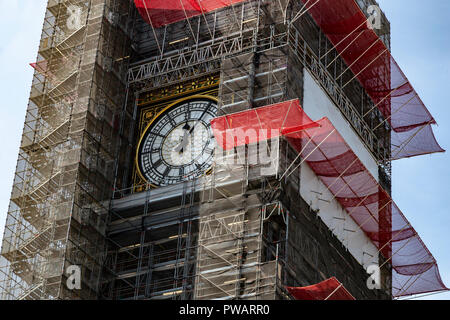 Big Ben clock Arbeiten noch während der Turm in Gerüst bei der Sanierung der Häuser des Parlaments, London, UK abgedeckt ist Stockfoto