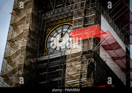 Big Ben clock Arbeiten noch während der Turm in Gerüst bei der Sanierung der Häuser des Parlaments, London, UK abgedeckt ist Stockfoto