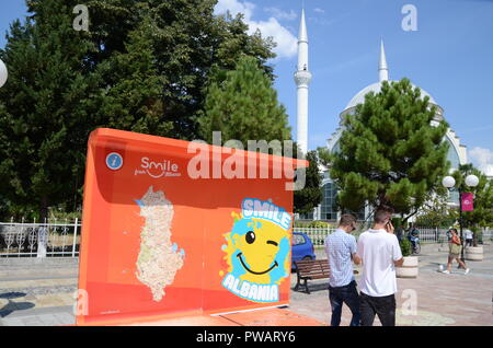 Ein Lächeln Albanien Tourismus Förderung Plakatwand in Shkodra Albanien Stockfoto