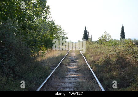 Stillgelegte railyway Linie in Shkodra Albanien Stockfoto