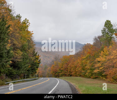 Ein Blick auf die schneebedeckten Berge in den Adirondack Mountains, NY, USA im Herbst mit der Spitze vom Schnee Squall verdeckt werden. Stockfoto