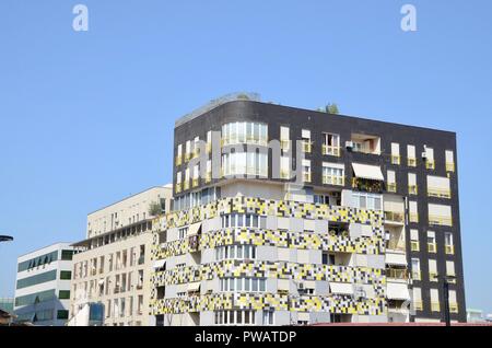 Ein Beispiel für moderne Architektur im Zentrum von Tirana, Albanien Stockfoto