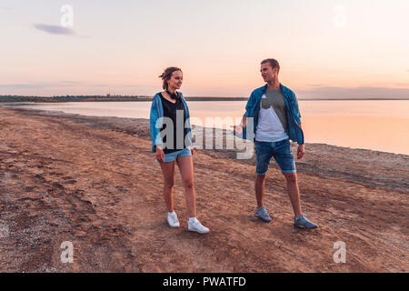 Oung Paar am Strand zusammen gehen Stockfoto