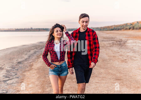 Oung Paar am Strand zusammen gehen Stockfoto