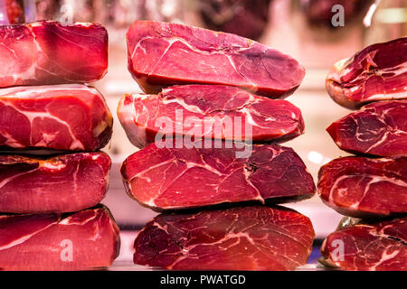 Spanische Schinken auf einem Markt, Mercat de Santa Caterina (Santa Caterina Markt), Barcelona, Spanien Stockfoto