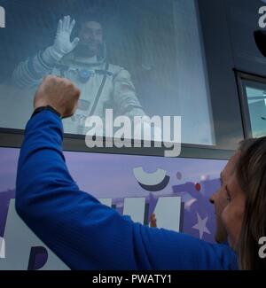 Expedition 57 Bordingenieur Alexey Ovchinin von roskosmos Wellen Abschied von Familie und Freunden, als er fährt Gebäude 254 für den Start am einer Sojus-rakete mit Flugingenieur Nick Haag der NASA, vom Kosmodrom Baikonur 11. Oktober, in Baikonur, Kasachstan 2018. Kurz nach dem Abheben der Rakete versagt auf dem Weg zur Internationalen Raumstation und Abgebrochen zwingt eine Notlandung in Kasachstan. Die Besatzungsmitglieder wurden von Suche und Rettung abgeholt und sind angeblich in gutem Zustand. Stockfoto