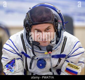 Expedition 57 Bordingenieur Alexey Ovchinin von roskosmos Gespräche mit seiner Familie nach seinem Sokol Anzug Druck geprüft Vor seinem Start einer Sojus-Rakete mit Flugingenieur Nick Haag der NASA, auf dem Kosmodrom Baikonur 11. Oktober, in Baikonur, Kasachstan 2018. Kurz nach dem Abheben der Rakete versagt auf dem Weg zur Internationalen Raumstation und Abgebrochen zwingt eine Notlandung in Kasachstan. Die Besatzungsmitglieder wurden von Suche und Rettung abgeholt und sind angeblich in gutem Zustand. Stockfoto