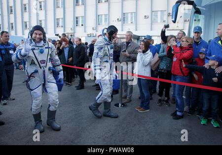 Expedition 57 Bordingenieur Alexey Ovchinin von Roskosmos, Links, und Flugingenieur Nick Haag der NASA sagen Abschied von der Familie, wie sie weichen Gebäude 254 für den Start einer Sojus-Rakete vom Kosmodrom Baikonur 11. Oktober 2018 in Baikonur, Kasachstan. Kurz nach dem Abheben der Rakete versagt auf dem Weg zur Internationalen Raumstation und Abgebrochen zwingt eine Notlandung in Kasachstan. Die Besatzungsmitglieder wurden von Suche und Rettung abgeholt und sind angeblich in gutem Zustand. Stockfoto