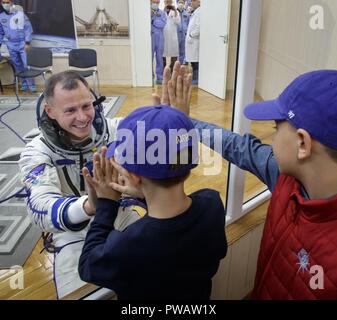 Expedition 57 Flight Engineer Nick Haag der NASA nimmt Abschied von seinen Söhnen nach seinem Sokol Anzug Druck geprüft Vor seinem Start einer Sojus-Rakete mit Expedition 57 Bordingenieur Alexey Ovchinin von Roskosmos, am Kosmodrom Baikonur 11. Oktober, in Baikonur, Kasachstan 2018. Kurz nach dem Abheben der Rakete versagt auf dem Weg zur Internationalen Raumstation und Abgebrochen zwingt eine Notlandung in Kasachstan. Die Besatzungsmitglieder wurden von Suche und Rettung abgeholt und sind angeblich in gutem Zustand. Stockfoto