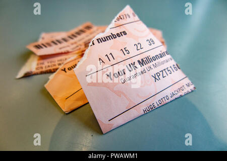 Ein zerrissen Lottery ticket, zerfetzte in viele Stücke Stockfoto