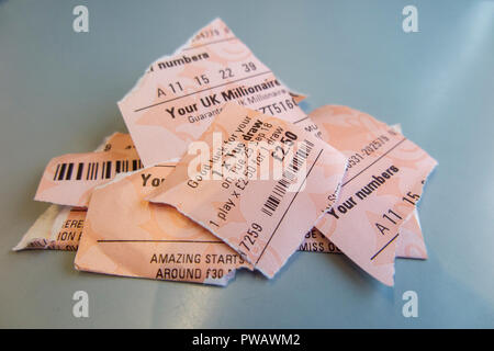 Ein zerrissen Lottery ticket, zerfetzte in viele Stücke Stockfoto