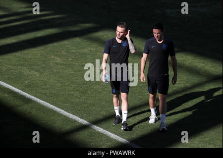 Der Engländer James Maddison (links) und Ben Chilwell während des Trainings bei Ciudad Deportiva Luis del Sol, Sevilla. Stockfoto