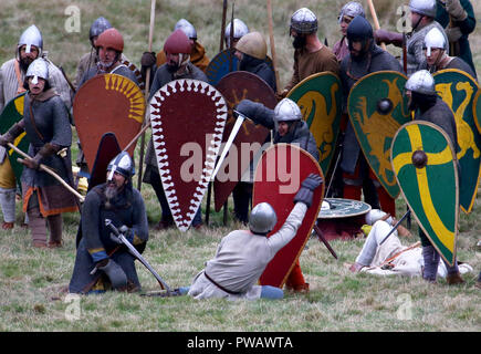 Re-enactors im Kampf, in der Nähe von Hastings die Auseinandersetzung zwischen König Harold und William der Eroberer erlassen am Jahrestag der Schlacht von Hastings. Stockfoto