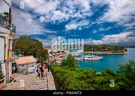 Blick auf den alten Hafen von Skiathos Stadt Skiathos Island, Nördliche Sporaden, Griechenland. Auf der rechten Seite des Fotos, das Sie die bourtzi Schloss sehen können. Stockfoto