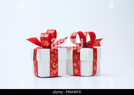 Weiß Geschenkbox mit Weihnachten Thema red ribbon gebunden Stockfoto