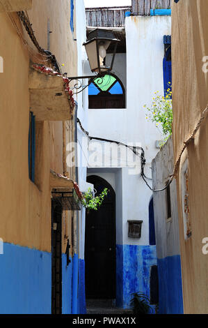 Schmale Gasse in Kasbah des udayas in Rabat, Marokko mit blau und weiß gestrichenen Fassaden Stockfoto