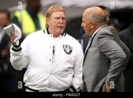 Oakland Raiders Besitzer Mark Davis (links) und Präsident Marc Badain vor dem Internationalen Serie NFL Spiel in Wembley Stadion, London. Stockfoto