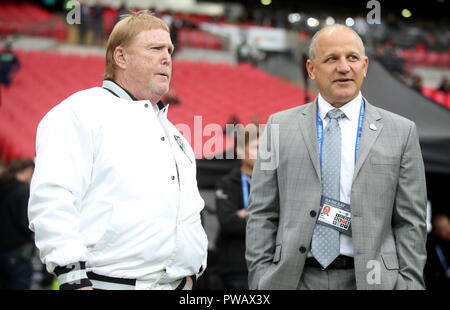 Oakland Raiders Besitzer Mark Davis (links) und Präsident Marc Badain vor dem NFL-Spiel der International Series im Wembley Stadium, London. DRÜCKEN SIE VERBANDSFOTO. Bilddatum: Sonntag, 24. Oktober 2018. Siehe PA Geschichte GRIDIRON London. Bildnachweis sollte lauten: Adam Davy/PA Wire. Stockfoto
