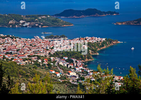 Panoramablick von der Stadt Skiathos Skiathos Island, Nördliche Sporaden, Magnessia, Thessalien, Griechenland. Stockfoto