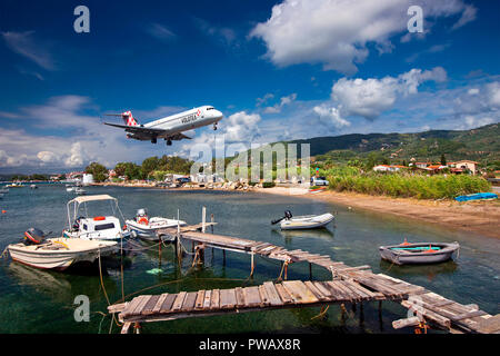 Flugzeug Landung am Flughafen der Insel Skiathos, Sporaden, Magnesia, Thessalien, Griechenland Stockfoto