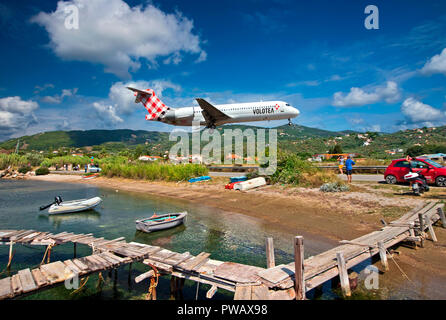 Flugzeug Landung am Flughafen der Insel Skiathos, Sporaden, Magnesia, Thessalien, Griechenland Stockfoto