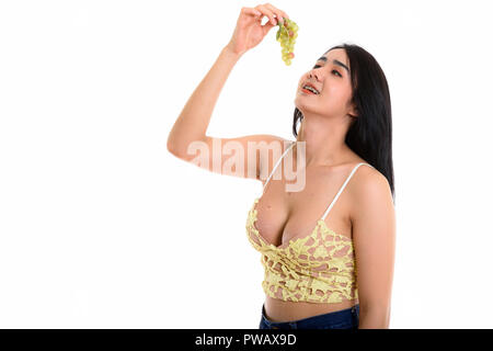 Studio shot von jungen asiatischen transgender Frau glücklich und lächelnd Stockfoto