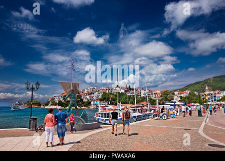 Zu Fuß rund um den alten Hafen ('Palio Liman") der Stadt Skiathos Skiathos Island, Nördliche Sporaden, Magnessia, Thessalien, Griechenland. Stockfoto